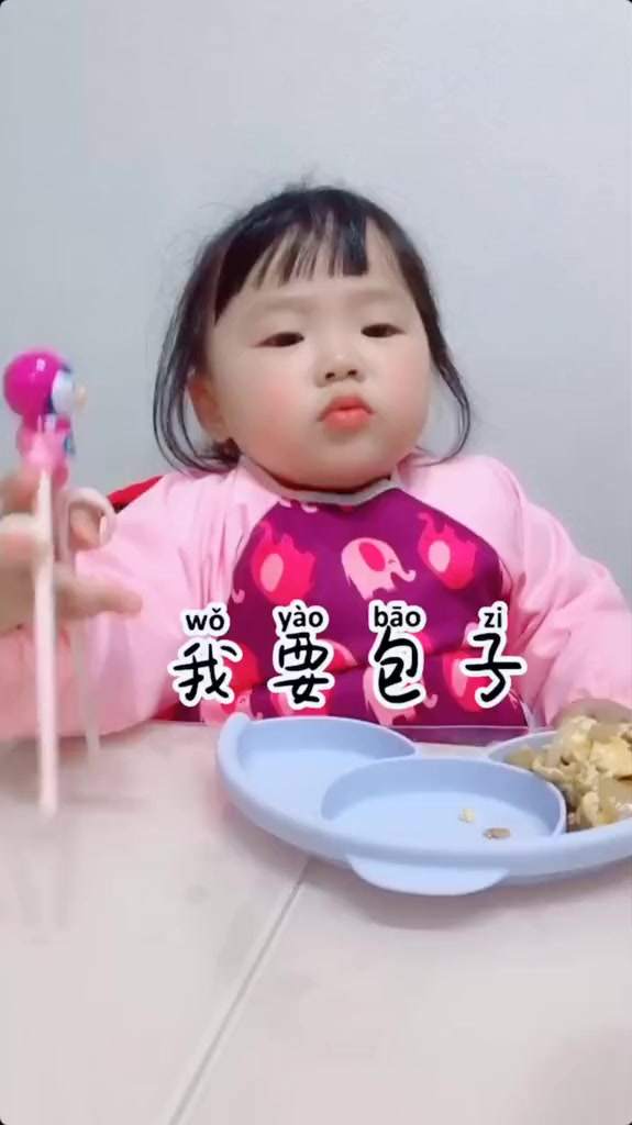 吃包子的表情像极了我们吃到美食满足的样子