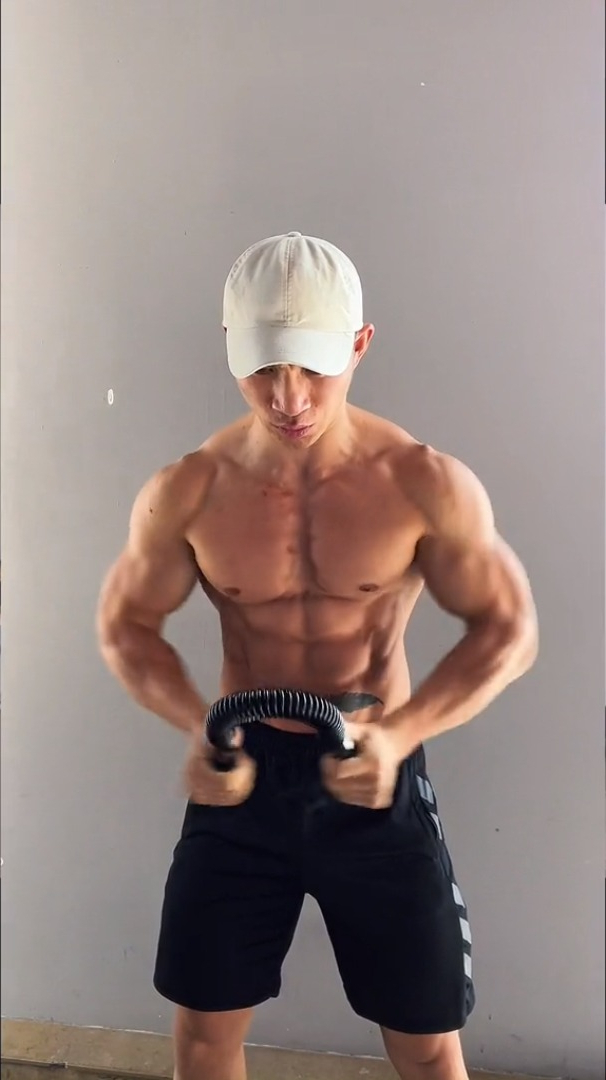 居家健身有新招男生有点胸肌和手臂肌肉还是很有必要的