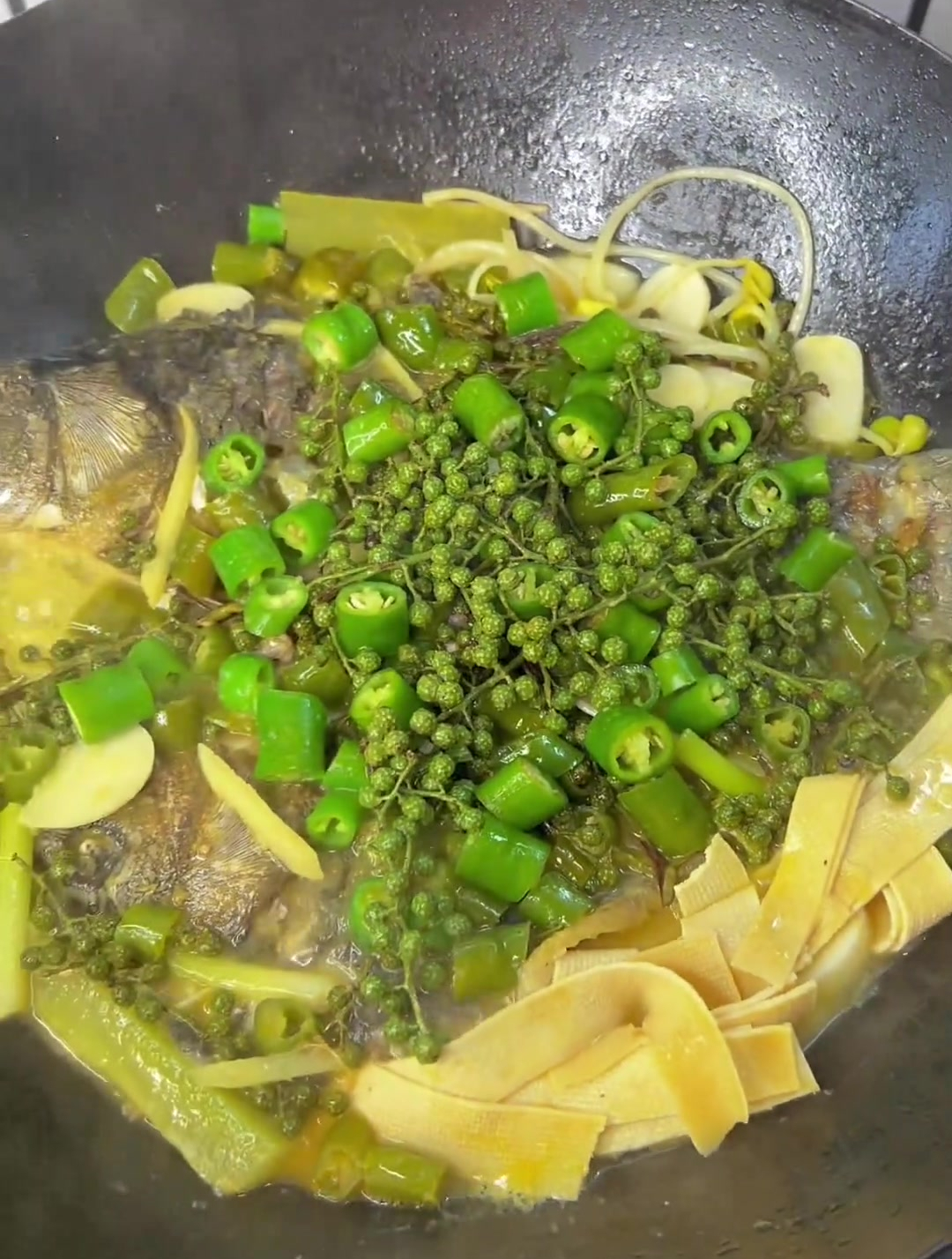 哪个地方的女人最会做饭?来跟我比比这道藤椒鱼