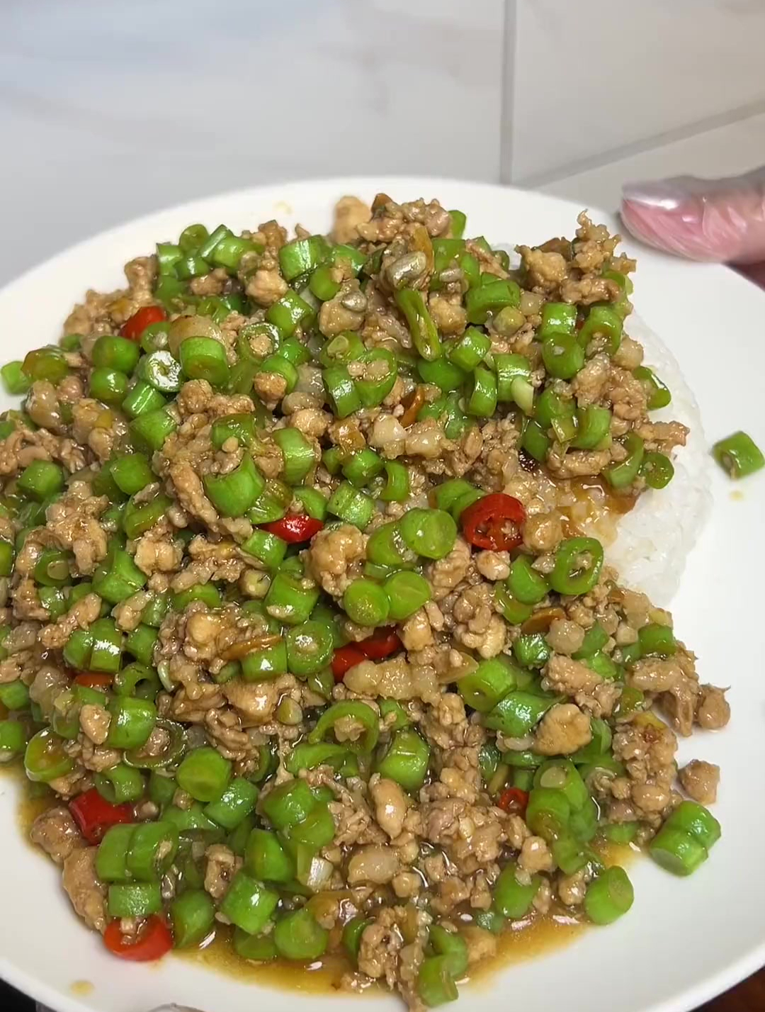 每天做法不知道吃啥,这道豆角肉末盖饭,简单美味适用于一家人