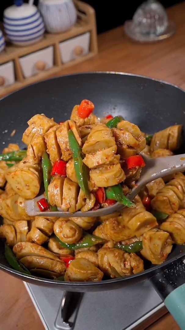 面筋不要总是烤的吃啦,试试这个青椒炒面筋吧,好吃到停不下来