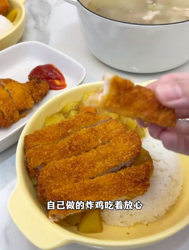 自己做的炸鸡排,做成咖喱鸡排饭,日常这样吃