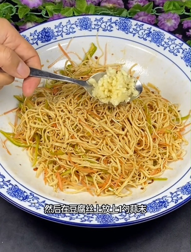 炝拌豆腐丝这样做,能吃出肉筋的感觉2