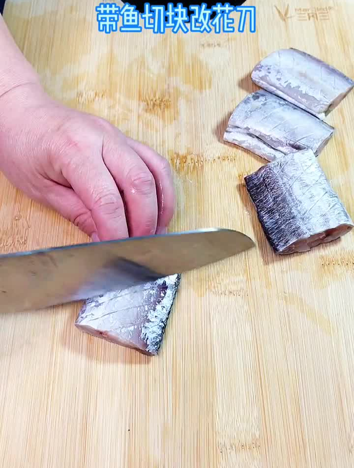 糖醋带鱼这样做简单又好吃,大人小孩都爱吃
