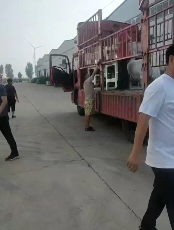 双狮集团工人在忙着装车,石磨磨粉机