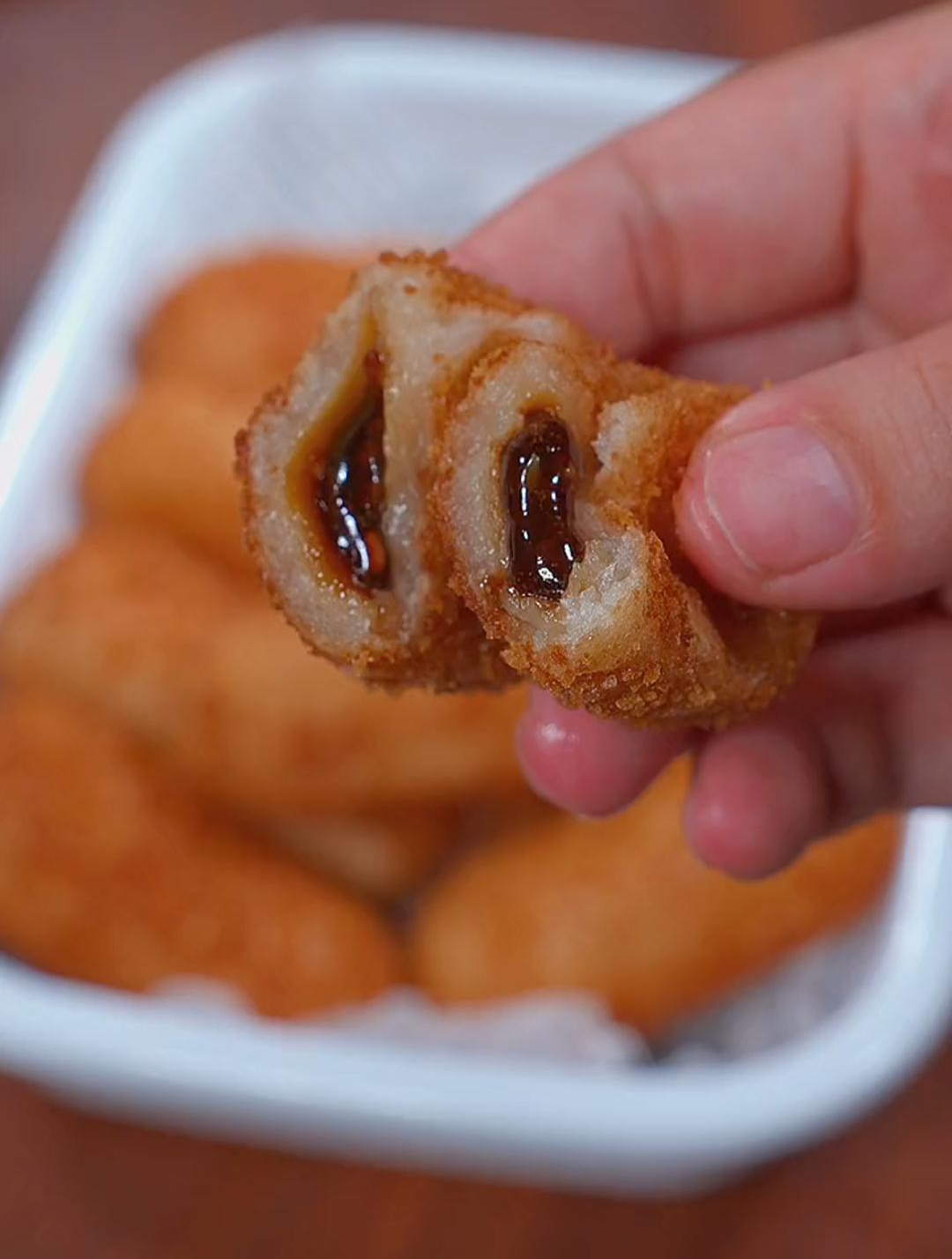 可以爆浆的红糖糍粑,外壳酥脆,口口爆浆