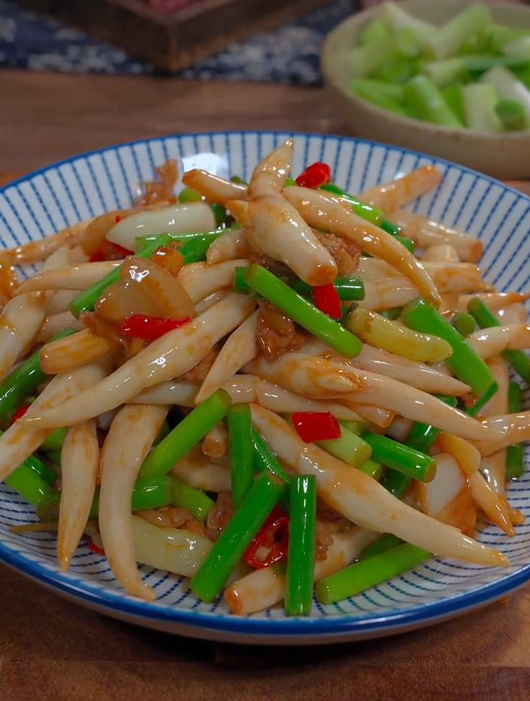 藕尖炒肉这样做,清脆爽口,非常下饭