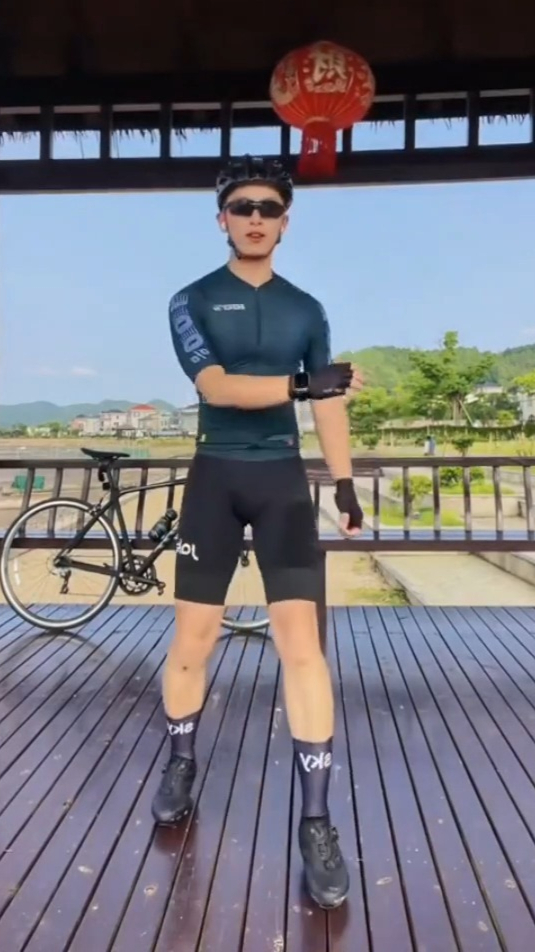 肌肉男也有可爱的一面,满身肌肉是加分项,舞动起来诱惑力十足!