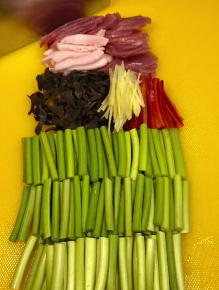 蒜苔炒肉十个人炒八个样,像我这样做,蒜苔入味,好吃又下饭!