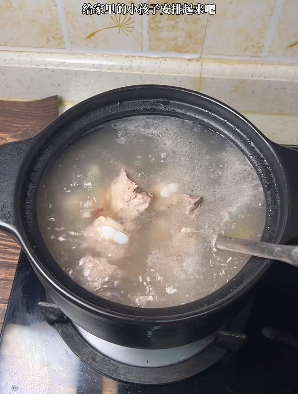 不要给孩子乱吃东西了,这样炖汤给孩子喝有营养又美味