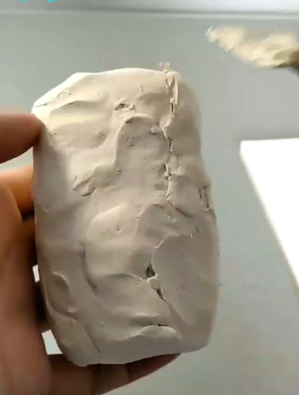 泥塑制作:拿一个圆柱橡皮泥做泥塑