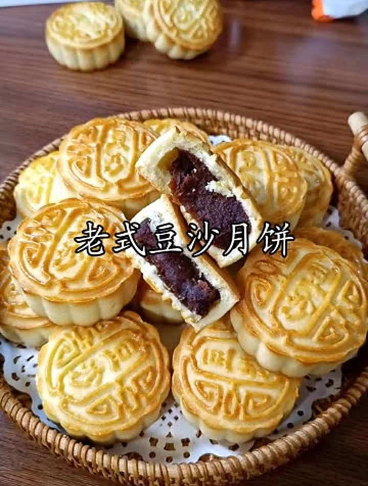 今天做了老式豆沙月饼,酥脆的外皮香甜的豆沙馅儿,太好吃了