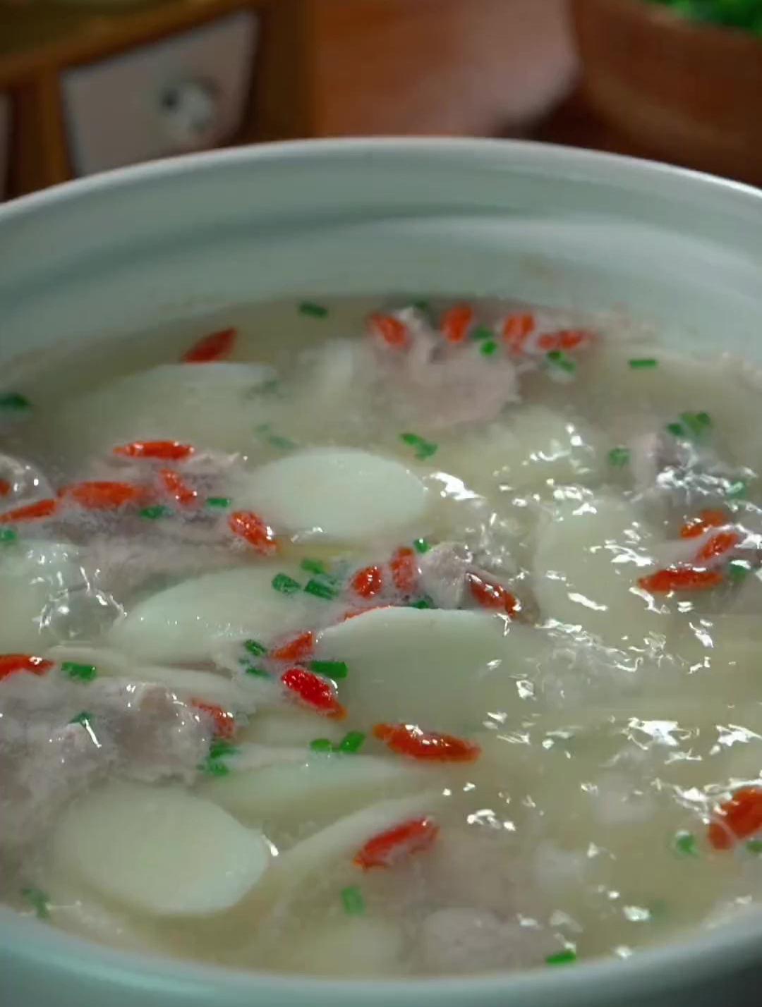 既简单又营养的山药瘦肉汤,有肉又有汤,小孩子非常喜欢喝~