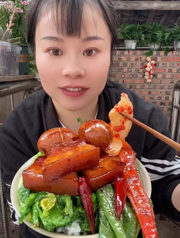 香味四溢的红烧肉,配上青菜豆角,再来酸辣生姜,开胃下饭