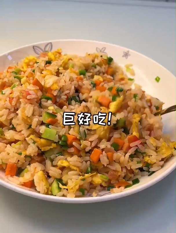 如果家里有吃不完的米饭,做一个这个的蛋炒饭,绝了好吃
