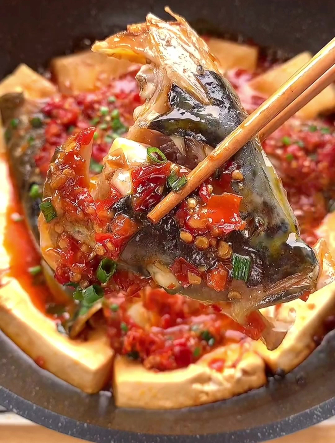 想吃剁椒鱼头在家就能做,比外面饭店的还要好吃～～豆腐裹着汤汁