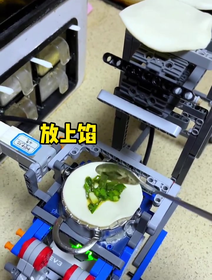 用乐高自制了一个“自动包饺子机”