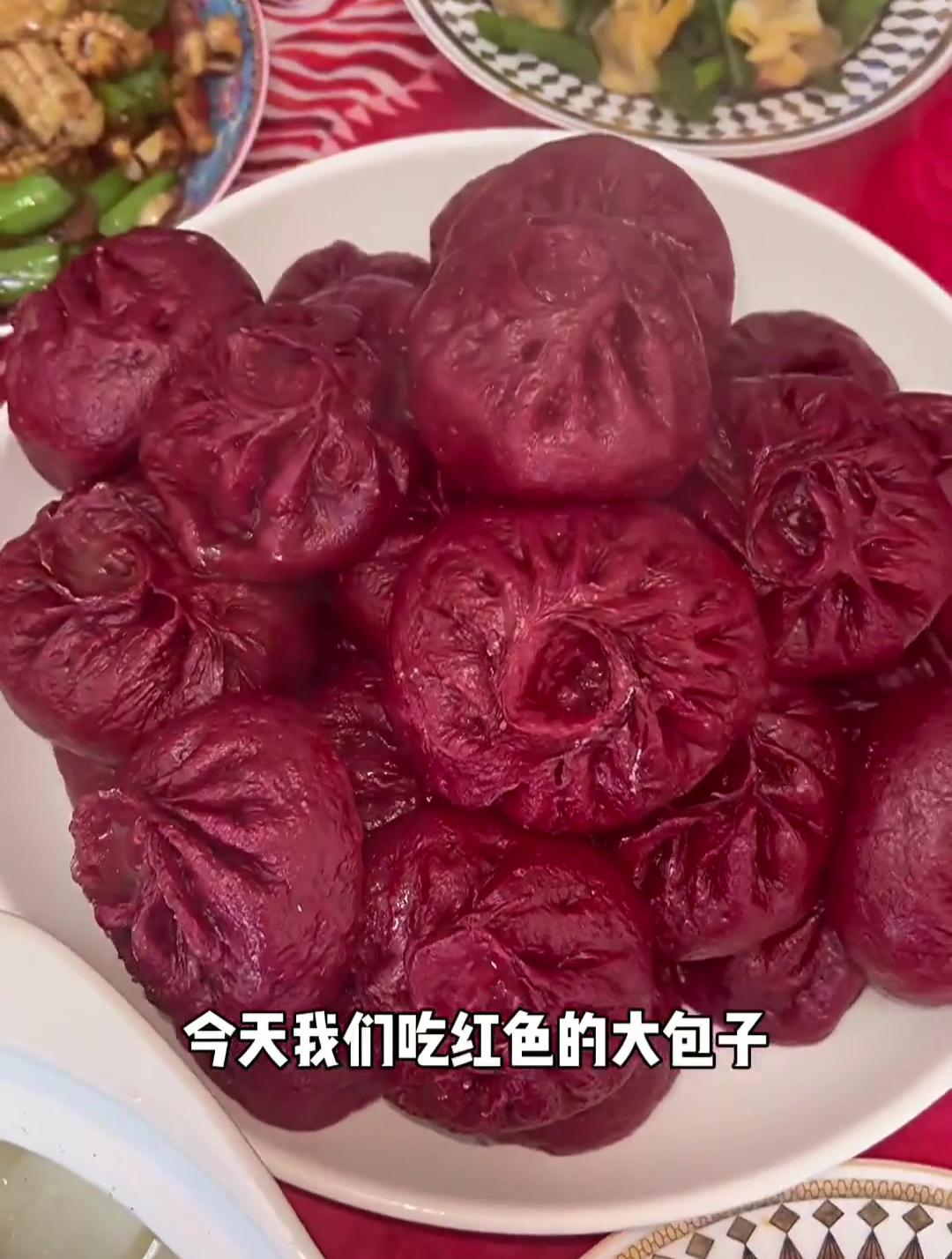 红色辣椒肉馅的大包子,红烧排骨,爷爷家的饭菜太香了!