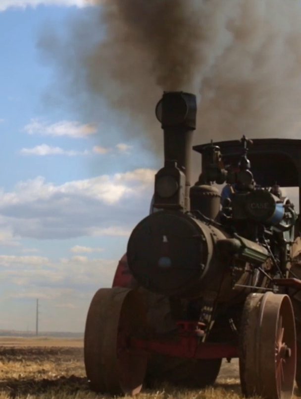航拍史上最大蒸汽拖拉机耕田的场面,真震撼!