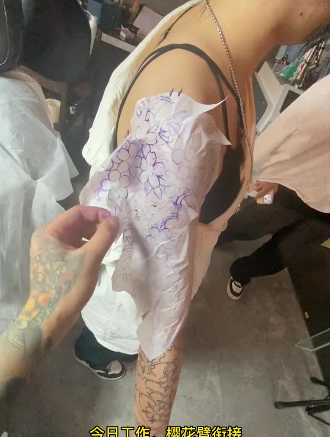美女这个纹身太好看了,纹了满满一身,一看就是个有故事的女孩