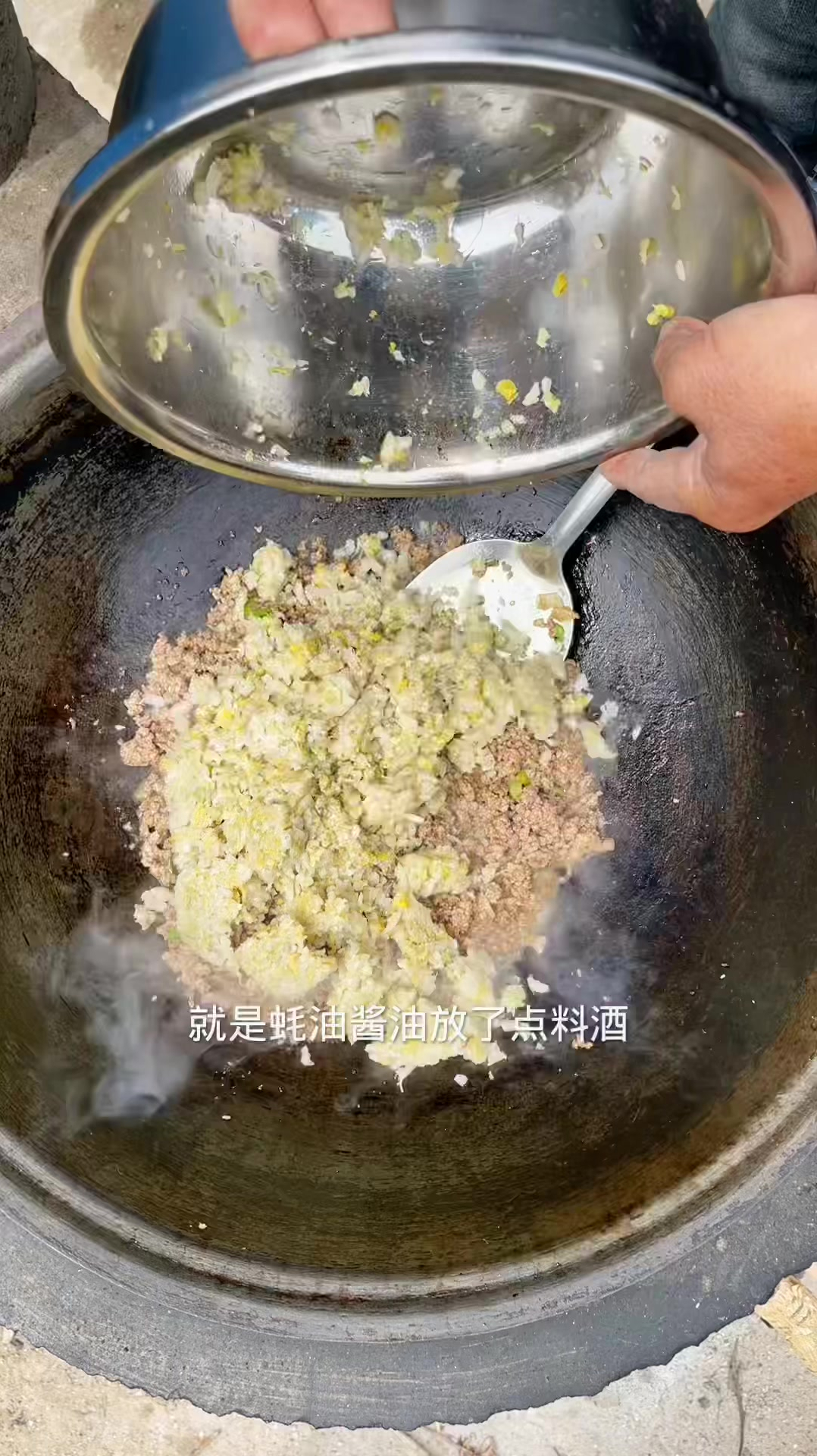 今天老爸做了自己拿手的酸菜打卤面,真的是超级好吃!