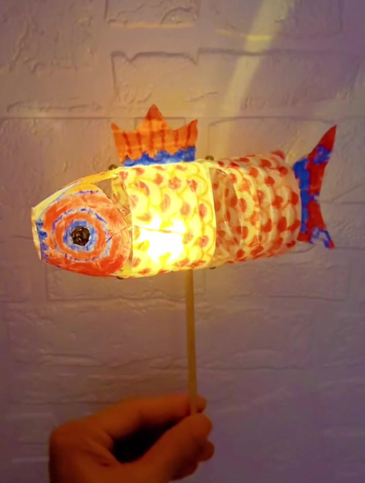 元宵节快要到了 喝完的水瓶别扔 和孩子做一个好看的鲤鱼灯