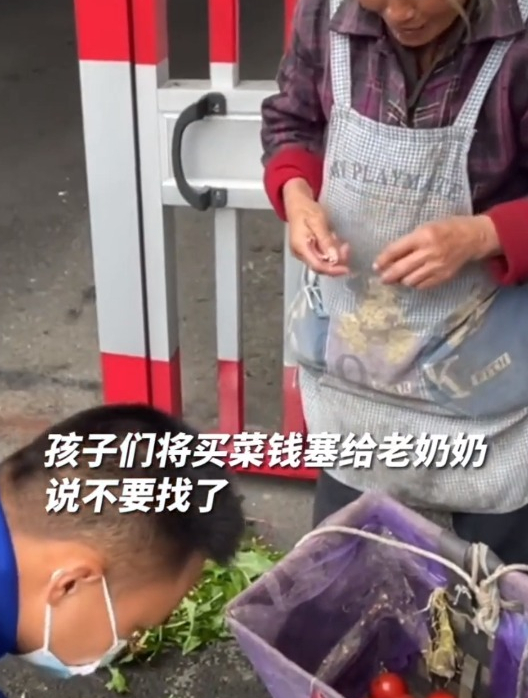 一名老奶奶到消防站,问消防员要不要买菜,下一秒……