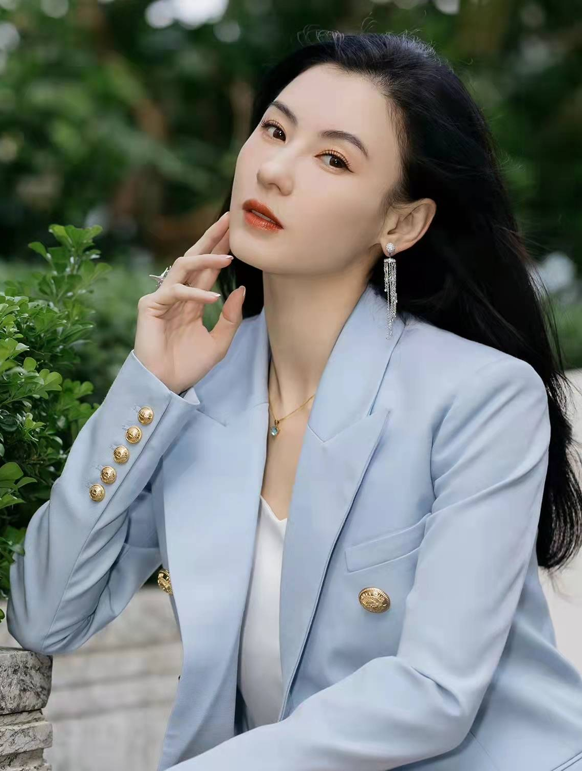 张柏芝约会高帅小鲜肉,男方真实身份曝光