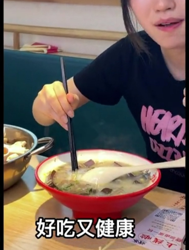 好羊汤有讲究,武圣羊汤美女汤厨展示熬汤秘诀