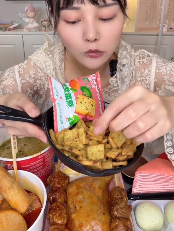 吃便利店大鸡肉丸串,勾魂米线,关东煮,新品爆浆麻薯,香