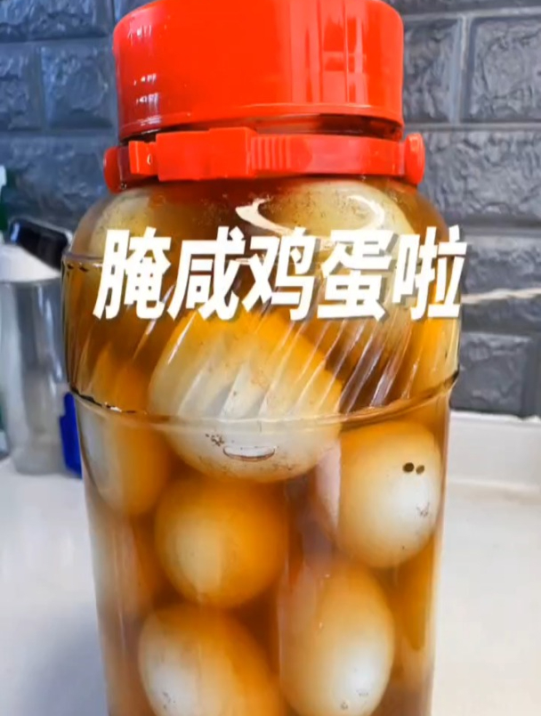 用传统老方法腌制的咸鸡蛋,个个起沙流油。也可以腌鸭蛋哦!