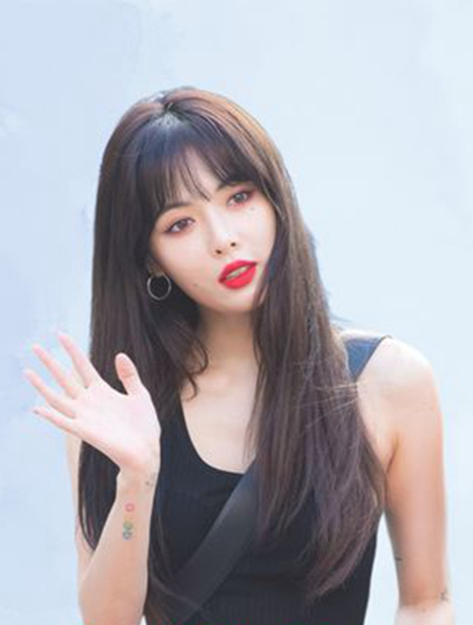 泫雅舞台能有多大胆?撩裙又掀衣,大胆穿衣引争议(2)