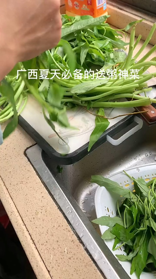 一到夏天广西人送粥必备的神菜、还有瓜皮,大头菜,酱萝卜……
