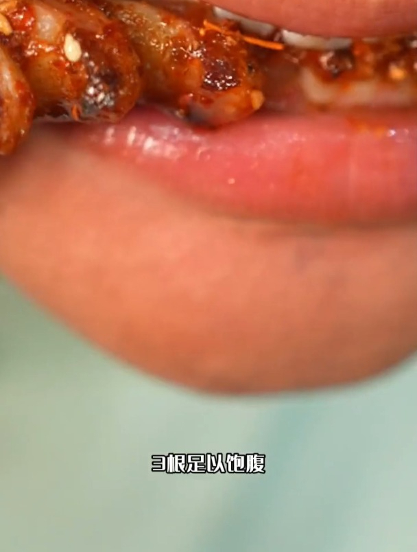很多时候吃的小鱿鱼须不过瘾跟啃木棍似的