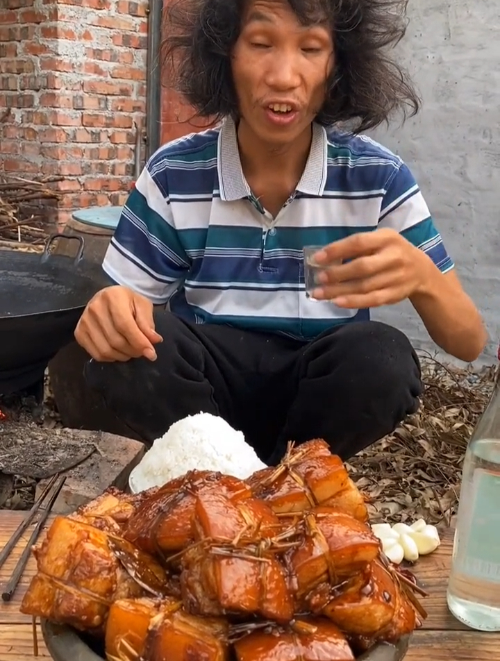 今天简简单单,吃个光棍东坡肉