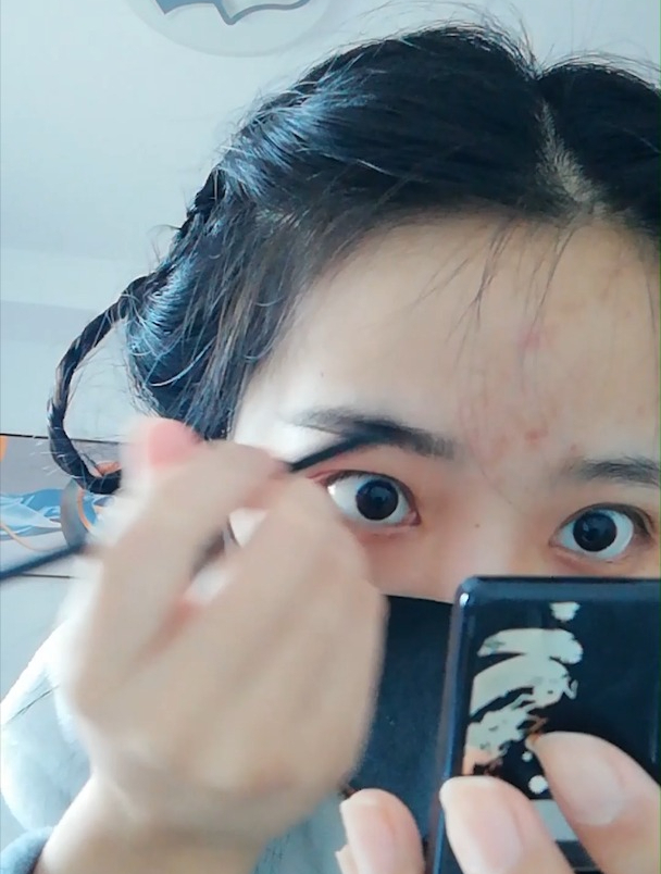 「画眉」近视眼画眉毛,斗鸡眼了