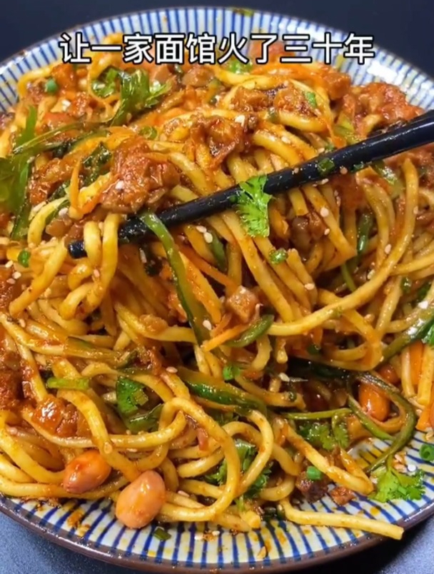 来一碗香喷喷的香菇牛肉酱拌面吧