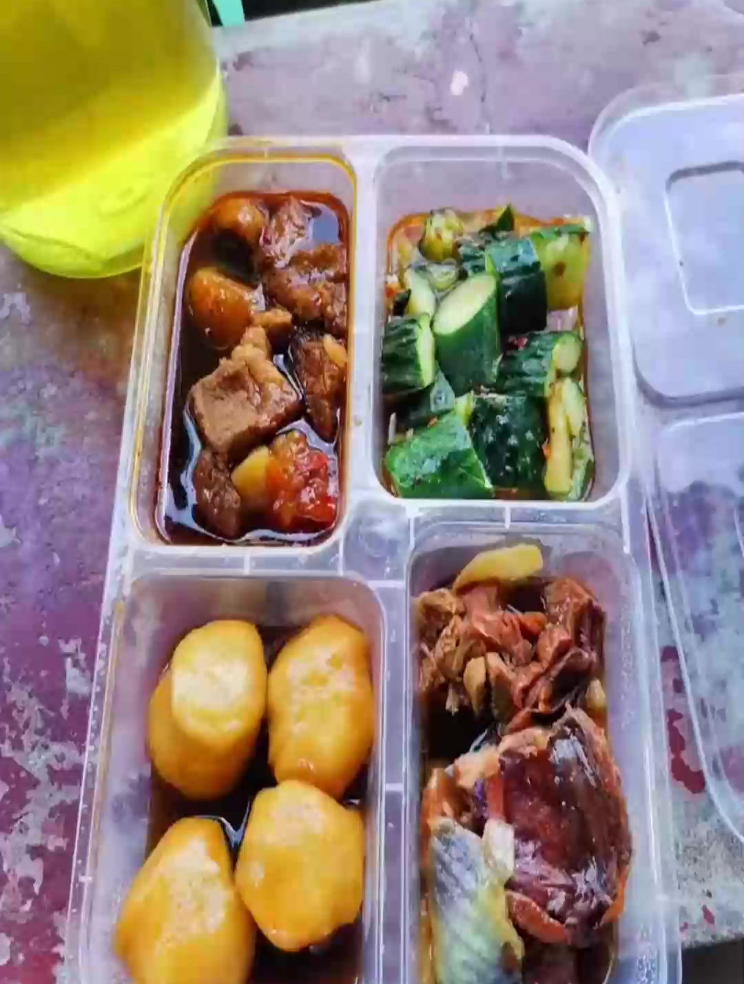 带你们见识一下,剧组真实的盒饭,四菜一汤跟你想象的一样吗?