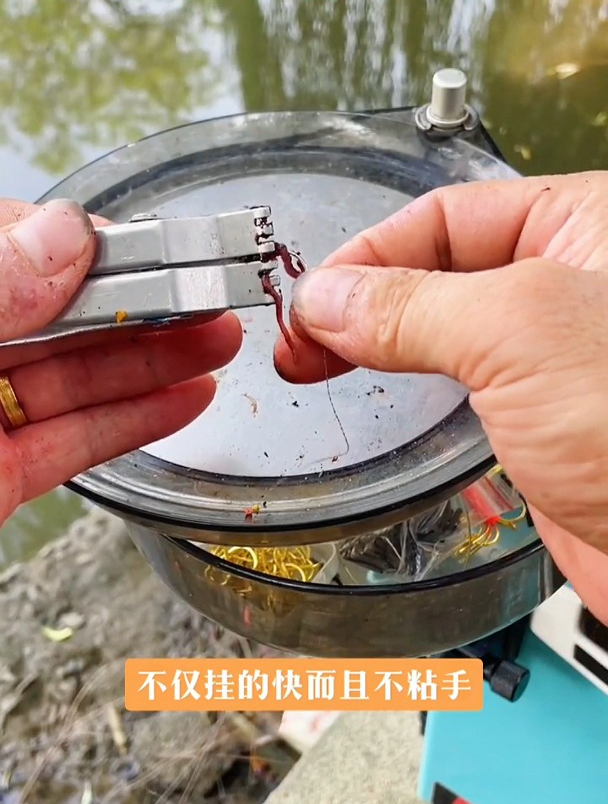 钓鱼挂蚯蚓哪有那么费劲?学会这一招,挂得快还不脏手!