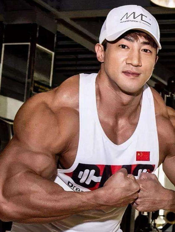 中国第一肌肉巨兽鹿晨辉:自费60万比赛,从穷小伙到健美第一人2