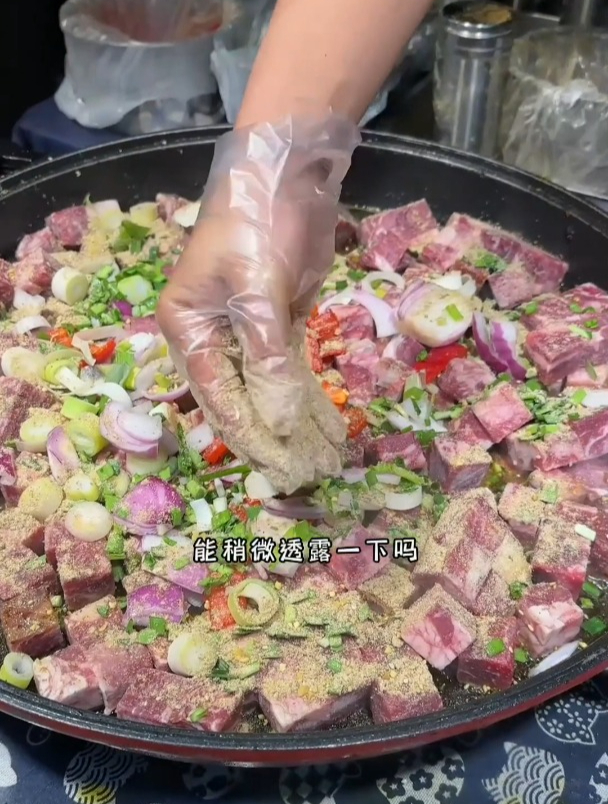 挑战一百块钱吃雪花牛肉粒?!