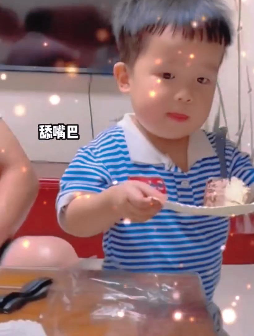 小朋友过生日切蛋糕,主动将第一块蛋糕送给妈妈!