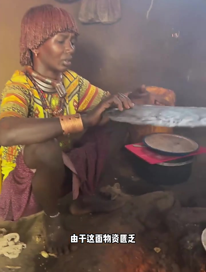 实拍非洲原始部落野人生活,眼前这一幕,你看出她在做什么吗?