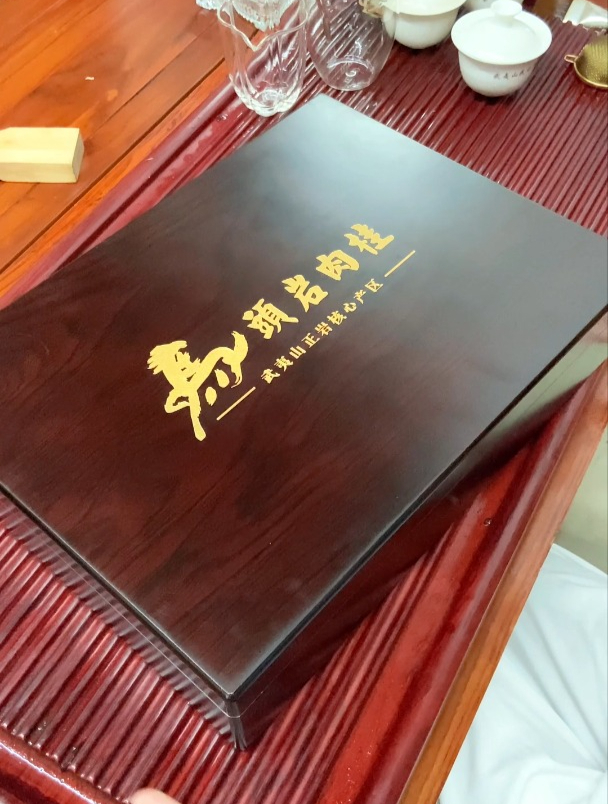 好喝又不贵,经济还实惠,武夷山正宗马头岩肉桂黑檀实木礼盒包装
