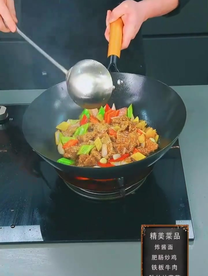 家庭版的铁板牛肉,这样做出来的牛肉非常的嫩滑!