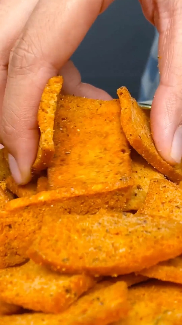 花椒馍片花椒清香和香甜小麦粉的搭配,酥酥脆脆,麻辣鲜香,好吃到停不下来,你想吃吗