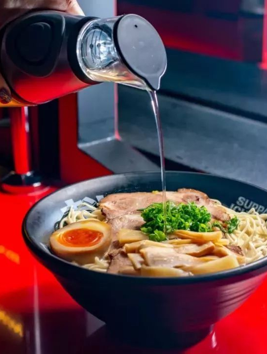 每天供200人的全鸡腿脱骨拉面,制作过程垂涎欲滴,吃一口真过瘾4