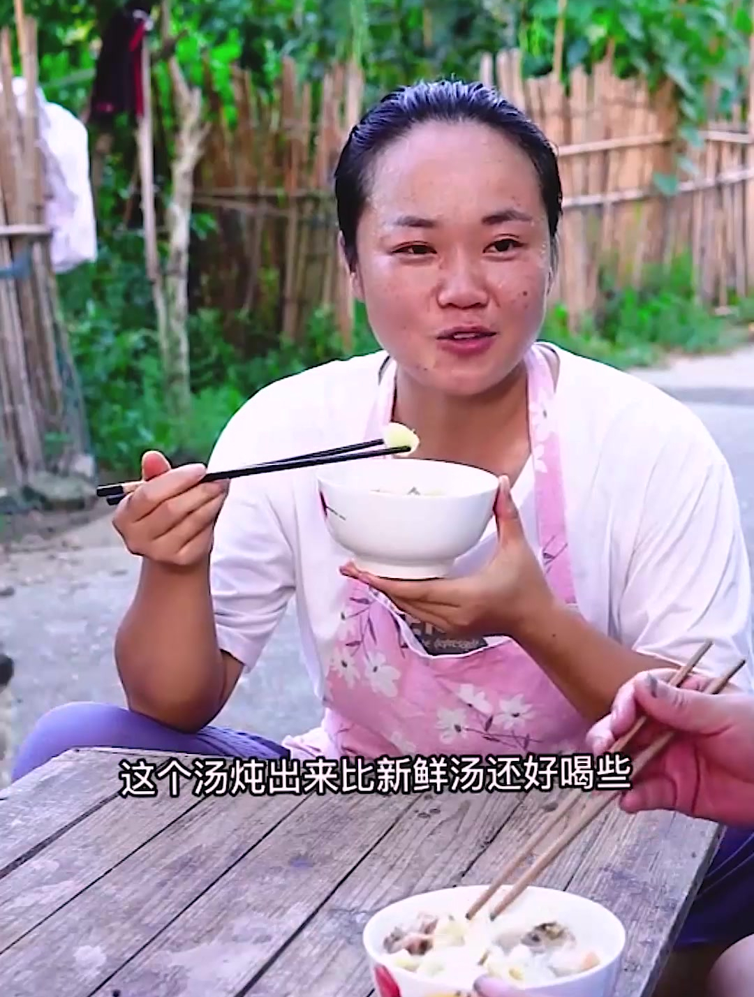 腊月份腌的腊鸡放上大蒜,用瓦罐煨出来的汤,特别的香
