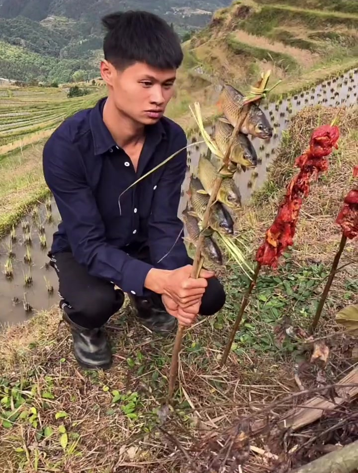 我们少数民族苗族的烧烤稻花鱼,用民国菜拿来凉拌
