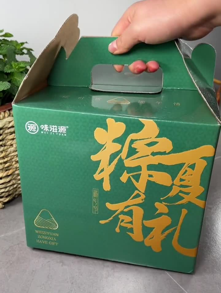 真材实料才能做出好味道里面有多种口味的粽子咸鸭蛋绿豆糕